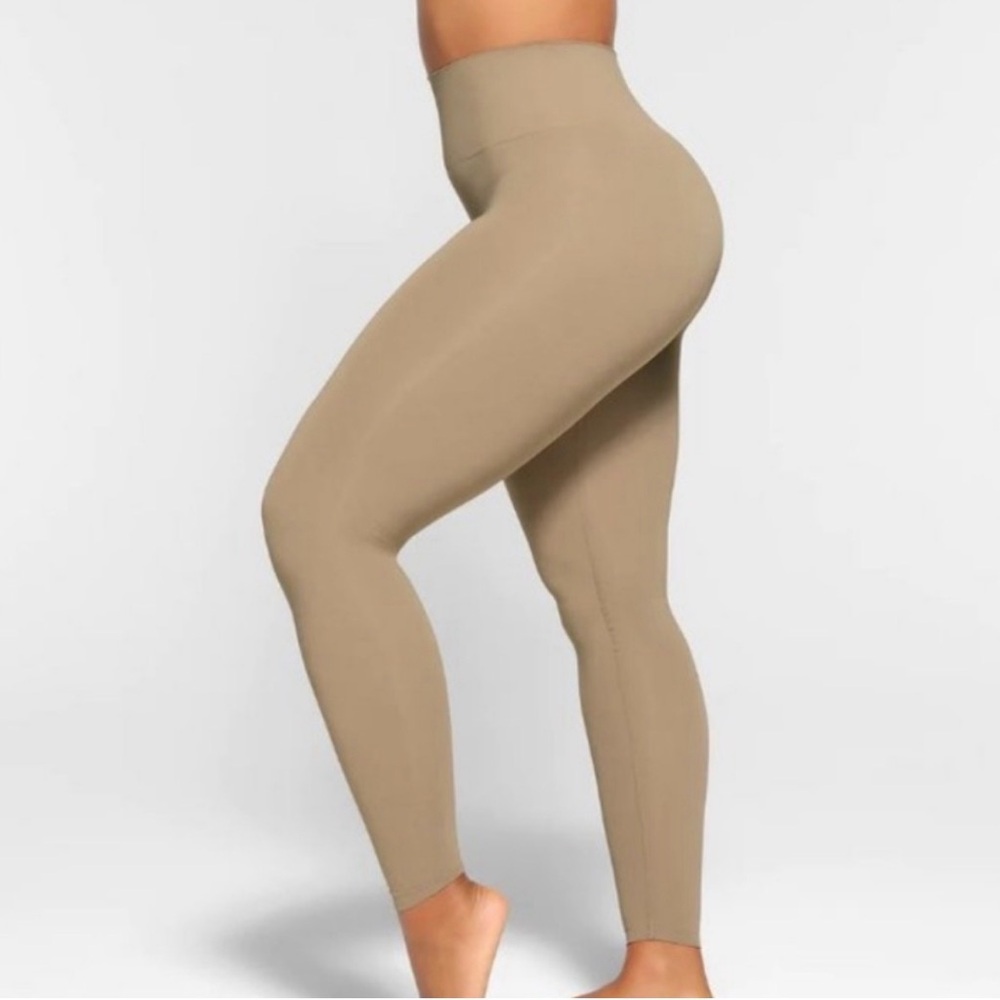 ✨ SKIMS Soft Smoothing Seamless Leggings | Desert | Size S ✨